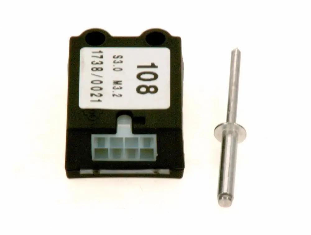 Schwarzes elektrisches Bauteil von Bosch mit Anschlussstecker und einem separaten metallischen Stift daneben.